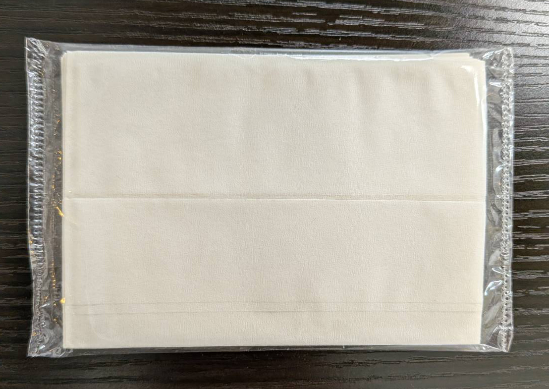 しっとりとした質感のティッシュ。透明フィルムで外ポケット付き。