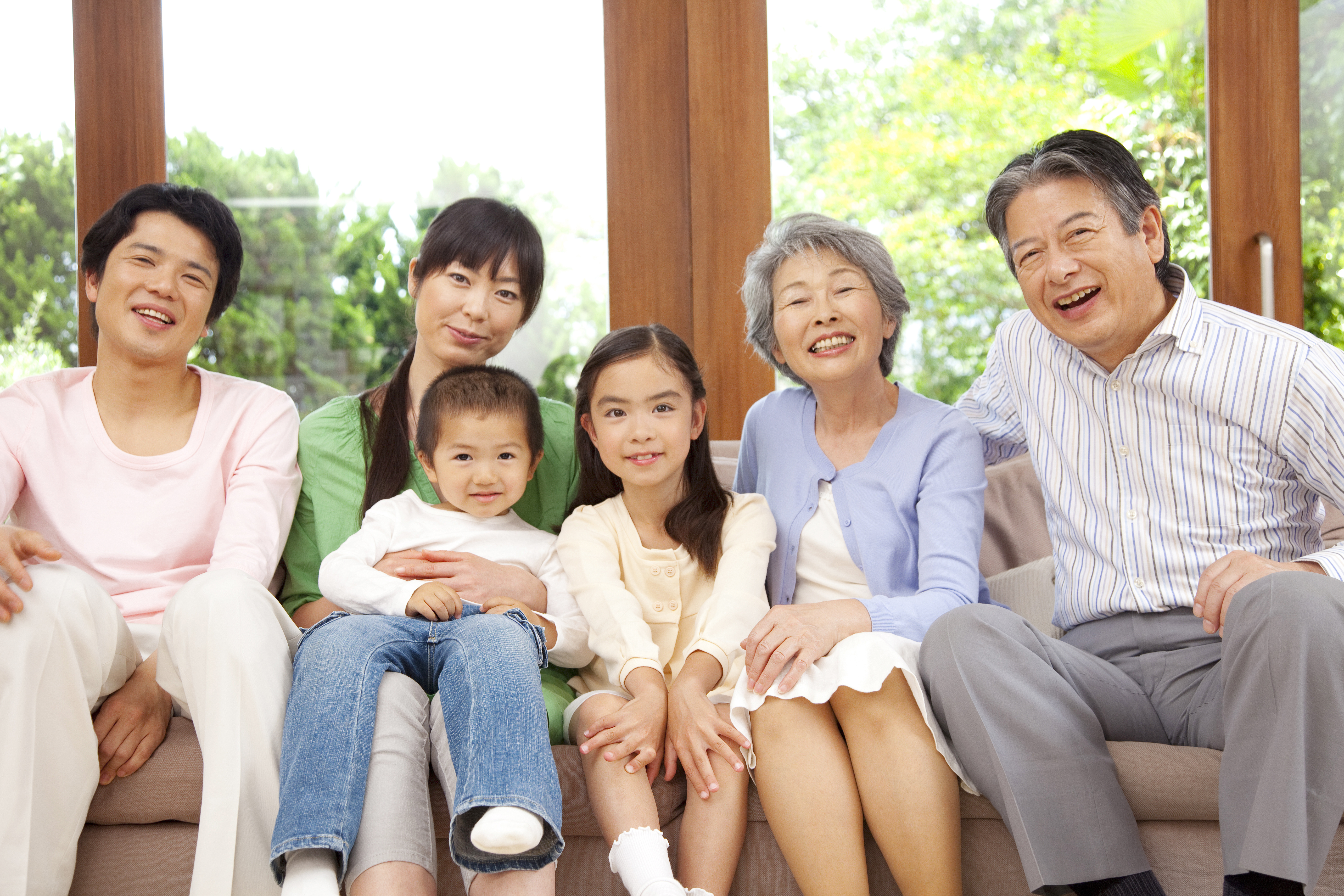 Японские мамы и отец. Японская семья. Семья 3 поколения. Семья японцев. Многодетная японская семья.